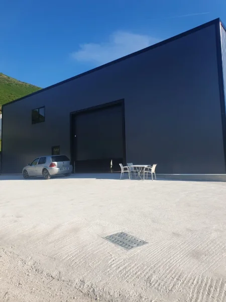 Me Qera: Kapanon 460m2 brenda | Lartesi 7m 📍Vaqarr - ne Rruge Kryesore (2500€/muaj)