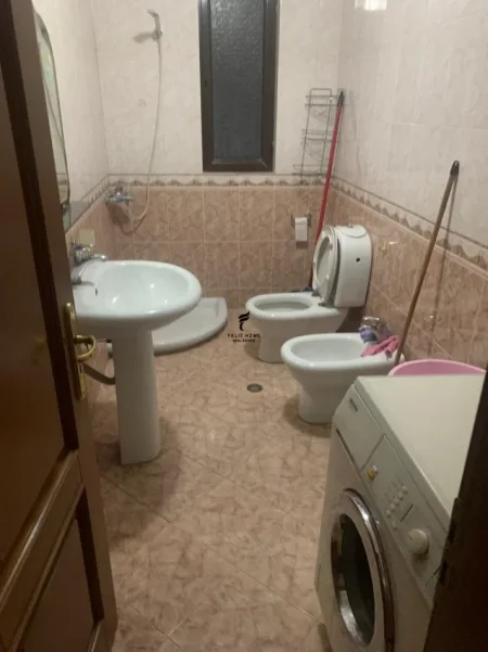 Tirane, jepet me qera apartament 1+1 Kati 5, 65 m² 400 € (ALI DEMI)