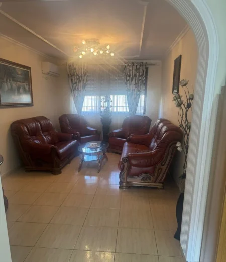 Tirane, jepet me qera apartament 1+1 Kati 4, 60 m² 400 € (Pediatria)