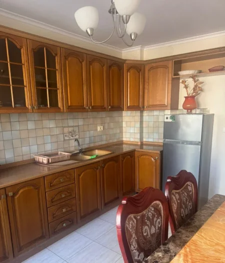 Tirane, jepet me qera apartament 1+1 Kati 4, 60 m² 400 € (Pediatria)