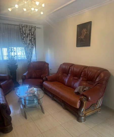 Tirane, jepet me qera apartament 1+1 Kati 4, 60 m² 400 € (Pediatria)