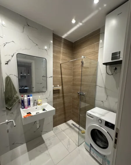 Tirane, jepet me qera apartament 1+1 Kati 4, 70 m² 450 € (Univers City)