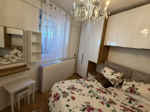 Tirane, jepet me qera apartament 1+1 Kati 1, 65 m² 500 € (BRRYLI)