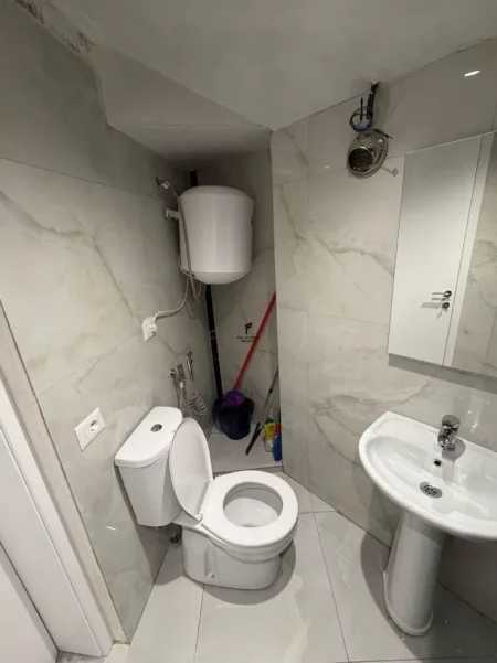 Tirane, jepet me qera apartament 1+1 Kati 1, 65 m² 500 € (BRRYLI)