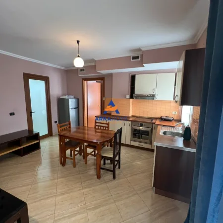 Tirane, jepet me qera apartament 1+1+Ballkon Kati 2, 65 m² 473 € 