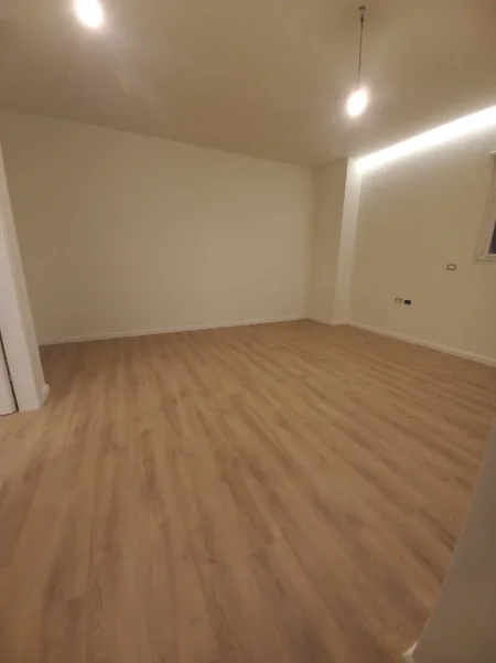 Tirane, shitet apartament 1+1+Aneks+Ballkon Kati 1, 60 m² 109.000 € (kinostudio)
