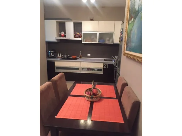Tirane, jepet me qera apartament 1+1 Kati 5, 70 m² 750 € (Shallvare)