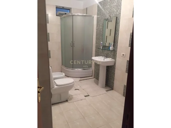 Tirane, jepet me qera apartament 1+1 Kati 5, 70 m² 750 € (Shallvare)