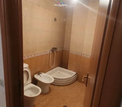 Tirane, jepet me qera apartament 2+1 Kati 1, 97 m² 520 € (irfan tomini)