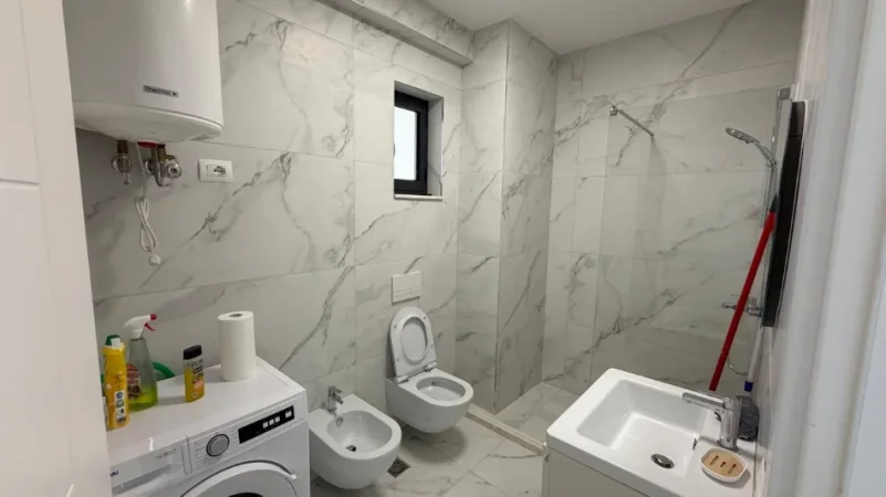 Tirane, jepet me qera 2+1 , 800 € (Porcelan)