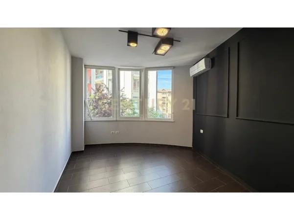 Tirane, jepet me qera zyre Kati 2, 85 m² 850 € (Rruga e Kosovareve)