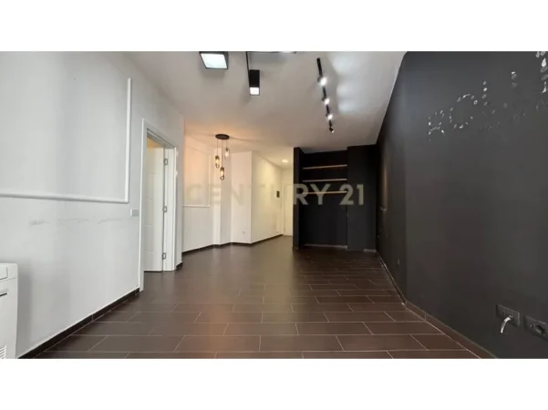 Tirane, jepet me qera zyre Kati 2, 85 m² 850 € (Rruga e Kosovareve)