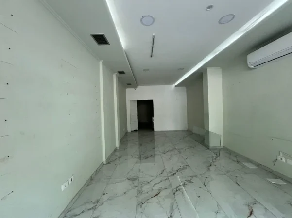 Tirane, jepet me qera dyqan Kati 0, 50 m² 630 € (dritan hoxha)