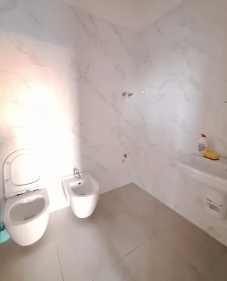 Tirane, shitet apartament 1+1 , 74 m² 255.500 € 