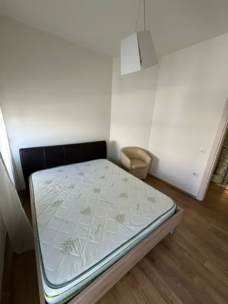 Tirane, jepet me qera Vile Kati 4, 270 m² 