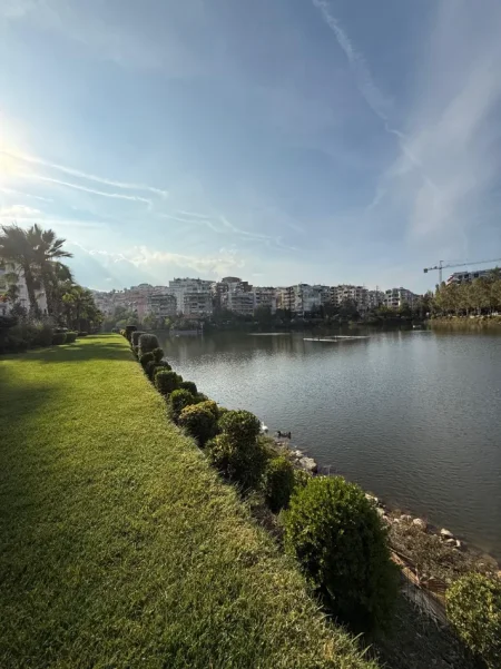 Tirane, shitet apartament 4+1 , 209 m² (liqeni thate)