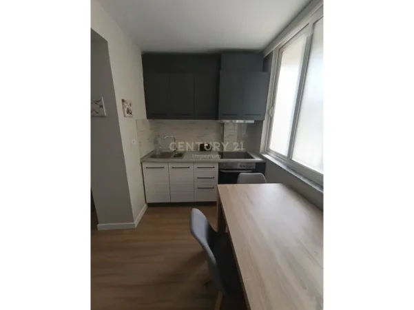 Tirane, jepet me qera apartament 2+1 Kati 1, 75 m² 800 € (blloku prane frutza andon zako cajupi)