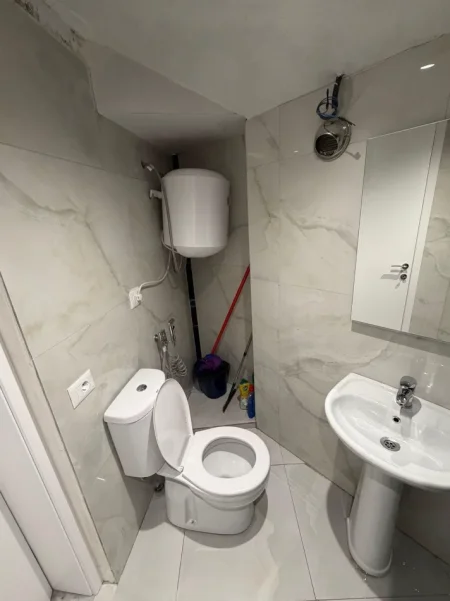 Tirane, jepet me qera apartament 1+1+Ballkon Kati 1, 65 m² 520 € (materniteti i ri)