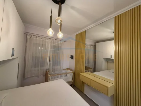 Tirane, jepet me qera apartament 1+1+Ballkon Kati 7, 60 m² 450 € (Unaza e Re)