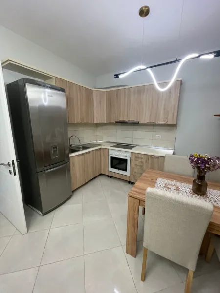 Jepet me qera SHTEPI PRIVATE 1+1 , 600 €  tek RRUGA E ELBASANIT
