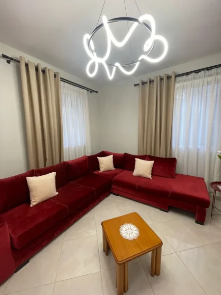 Jepet me qera SHTEPI PRIVATE 1+1 , 600 €  tek RRUGA E ELBASANIT