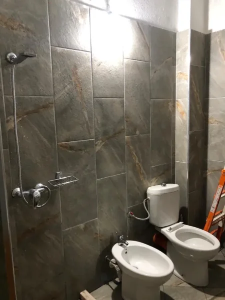 Tirane, jepet me qera apartament 1+1 Kati 1, 70 m² 350 € (Sauk I Ri ,rruga 3 Vllezerit Kondi)