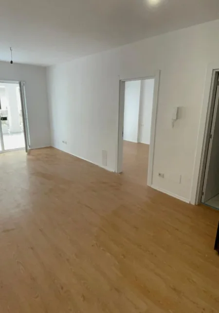 Tirane, jepet me qera apartament 1+1 Kati 1, 47 m² 400 € (Qtu Qendra Tregtare Univers)