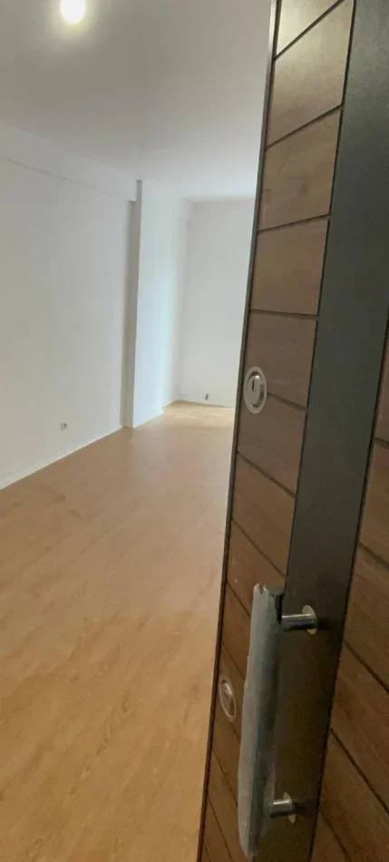 Tirane, jepet me qera apartament 1+1 Kati 1, 47 m² 400 € (Qtu Qendra Tregtare Univers)