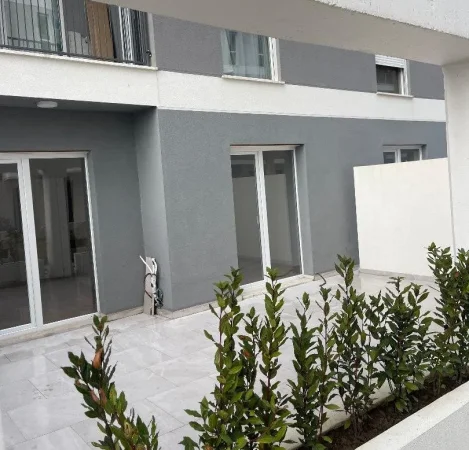 Tirane, jepet me qera apartament 1+1 Kati 1, 47 m² 400 € (Qtu Qendra Tregtare Univers)