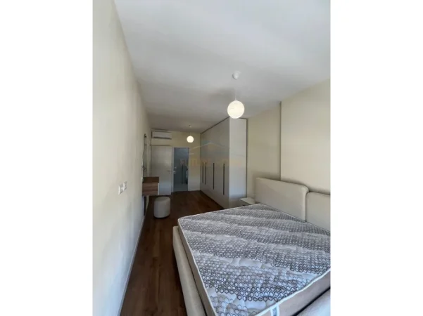 Tirane, jepet me qera apartament 2+1+Ballkon Kati 2, 104 m² 800 € (Rruga 5 Maji)