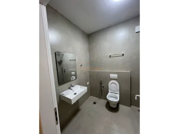 Tirane, jepet me qera apartament 2+1+Ballkon Kati 2, 104 m² 800 € (Rruga 5 Maji)
