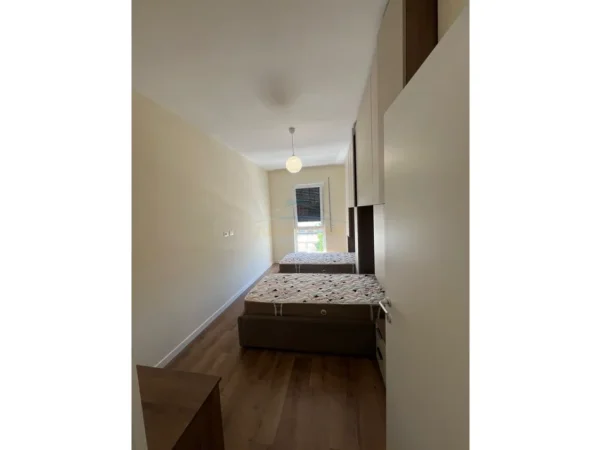 Tirane, jepet me qera apartament 2+1+Ballkon Kati 2, 104 m² 800 € (Rruga 5 Maji)