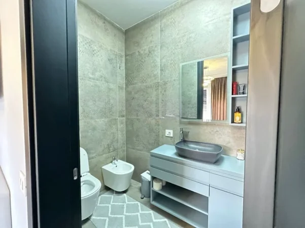 Tirane, jepet me qera apartament 2+1+Ballkon , 90 m² (Teg)