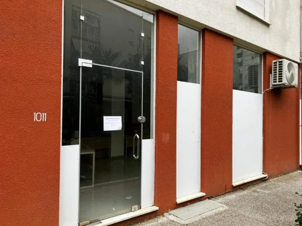 Tirane, jepet me qera ambjent biznesi Kati 1, 86 m² 550 (Tiran Komplexi Kontakt 21 dhjetori)