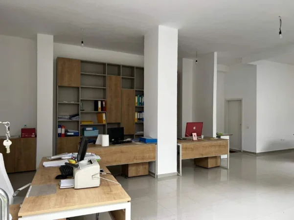Tirane, jepet me qera ambjent biznesi Kati 1, 86 m² 550 (Tiran Komplexi Kontakt 21 dhjetori)