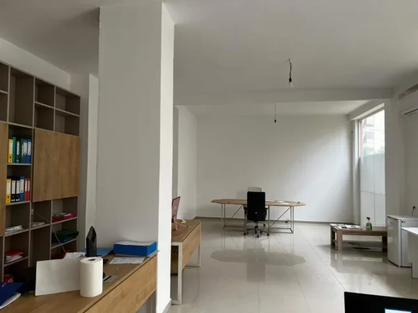 Tirane, jepet me qera ambjent biznesi Kati 1, 86 m² 550 (Tiran Komplexi Kontakt 21 dhjetori)