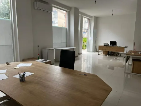 Tirane, jepet me qera ambjent biznesi Kati 1, 86 m² 550 (Tiran Komplexi Kontakt 21 dhjetori)