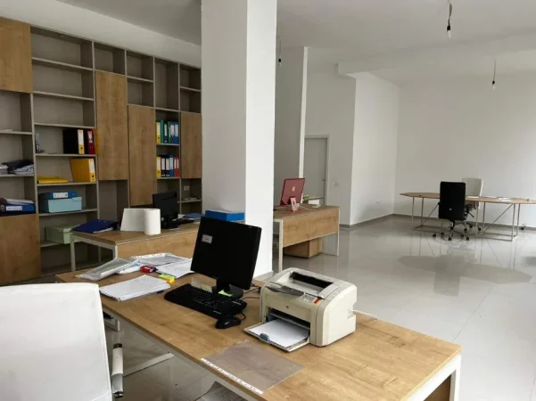 Tirane, jepet me qera ambjent biznesi Kati 1, 86 m² 550 (Tiran Komplexi Kontakt 21 dhjetori)