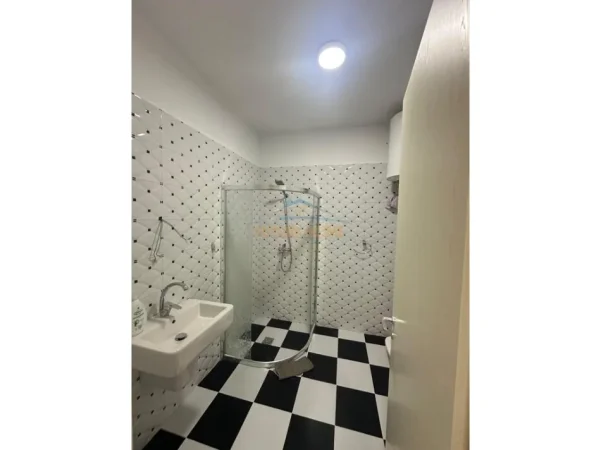 Tirane, jepet me qera apartament 1+1+Ballkon Kati 2, 74 m² 650 € (Ali Demi)