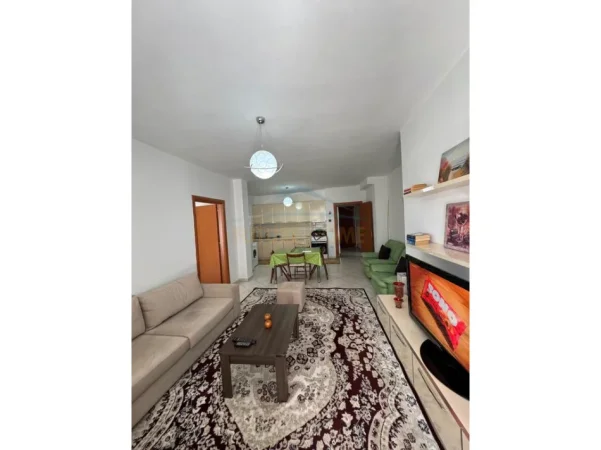 Tirane, jepet me qera apartament 1+1+Ballkon Kati 4, 76 m² 380 € (Fresku)