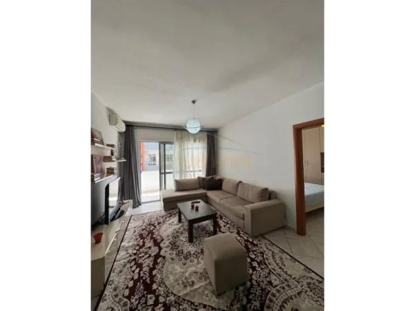 Tirane, jepet me qera apartament 1+1+Ballkon Kati 4, 76 m² 380 € (Fresku)