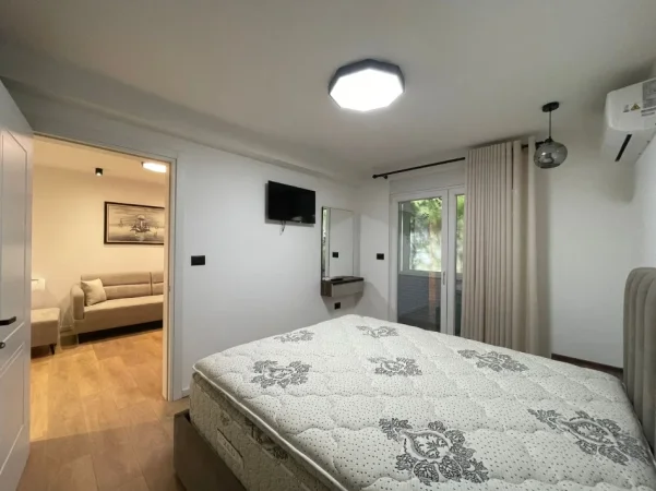 Tirane, jepet me qera apartament 1+1 Kati 1, 80 m² 500 € (Kinostudio)