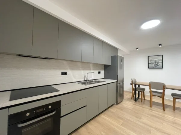 Tirane, jepet me qera apartament 1+1 Kati 1, 80 m² 500 € (Kinostudio)