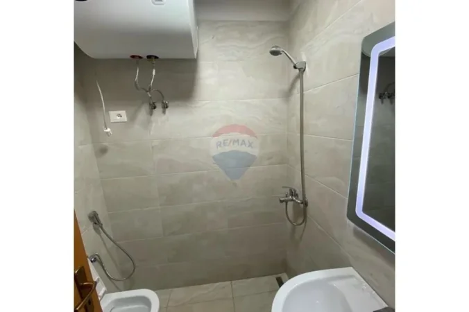 Tirane, jepet me qera apartament 1+1 Kati 1, 80 m² 500 € (Kinostudio)