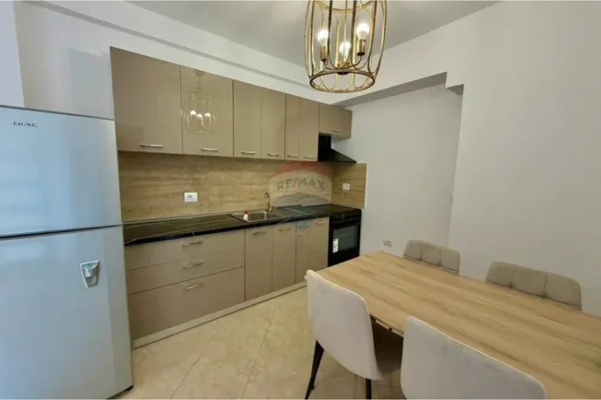 Tirane, jepet me qera apartament 1+1 , 95 m² 500 € (Jordan Misja)
