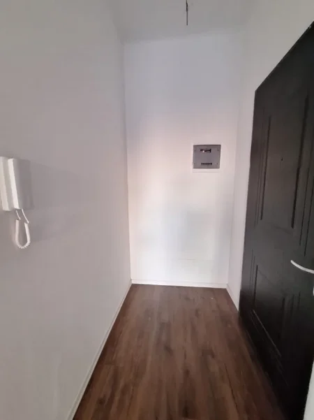Tirane, shitet apartament 1+1+Ballkon Kati 5, 74 m² 255.000 € (Rruga e Kosovareve)
