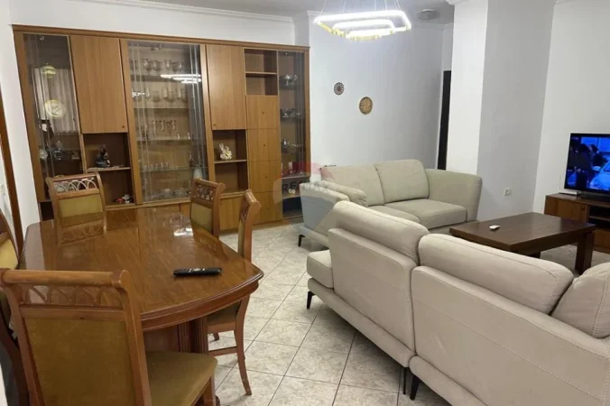 Tirane, jepet me qera apartament 3+1 Kati 5, 110 m² 750 € 