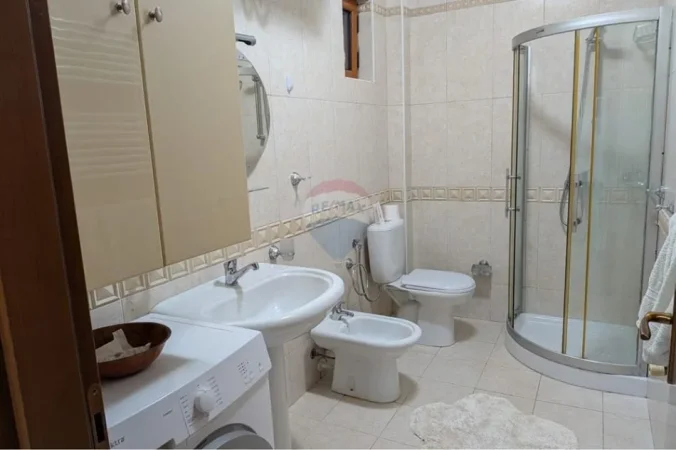 Tirane, jepet me qera apartament 1+1 Kati 5, 80 m² (Bajram curri)