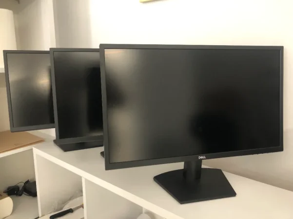 Okazion , shiten 3 ekrane kompjuteri DELL , ne gjendje perfekte ,24 inch, FULL HD ,12.500 leke te reja njeri ose 30.000 te treja bashke.Nxitoni!