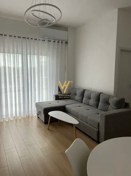 Tirane, jepet me qera apartament 1+1+Ballkon Kati 3, 50 m² 470 € (ALI DEMI)